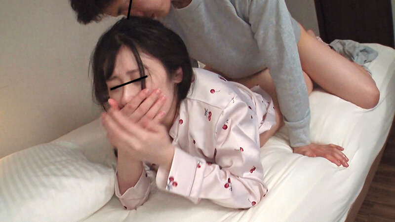 Thằng anh biến thái mò vào phòng em gái dễ thương để làm dịu con cu